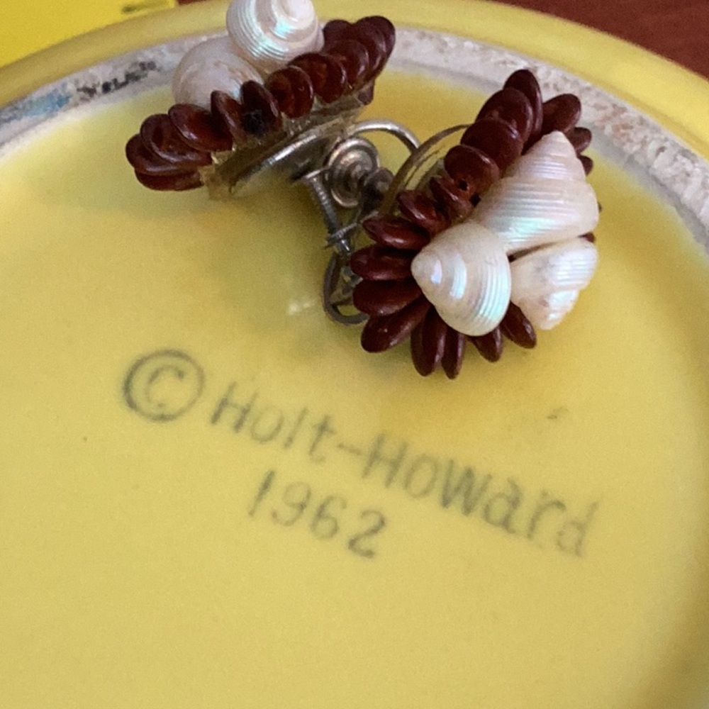 Hawaiian KOA Seed & SHELLS SCREW Back EARRINGS Vintage 1950's GREAT GIFT …